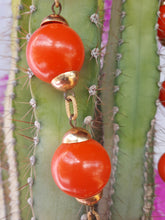 Charger l'image dans la galerie, Collier ancien Yzma - Grosses boules oranges et maille dorée.