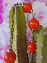 Charger l'image dans la galerie, Collier ancien Yzma - Grosses boules oranges et maille dorée.