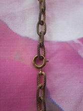 Charger l'image dans la galerie, Collier ancien Yzma - Grosses boules oranges et maille dorée.