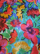 Charger l'image dans la galerie, Jupe vintage Camélia - En soie fleurie. Taille S, 36, 38. Celena. Made in France.