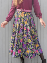 Charger l'image dans la galerie, Jupe plissée vintage Marjolaine - Fleurie coloré. Taille L, 40, 42. Devernois. Made in France.