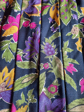 Charger l'image dans la galerie, Jupe plissée vintage Marjolaine - Fleurie coloré. Taille L, 40, 42. Devernois. Made in France.