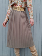 Charger l'image dans la galerie, Jupe vintage Léontine - Plissé marron clair. Taille S / M, 36 38, 40.