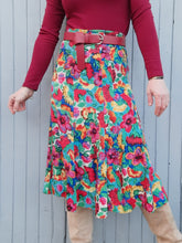 Charger l'image dans la galerie, Jupe vintage Camélia - En soie fleurie. Taille S, 36, 38. Celena. Made in France.
