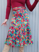 Charger l'image dans la galerie, Jupe vintage Camélia - En soie fleurie. Taille S, 36, 38. Celena. Made in France.