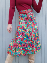 Charger l'image dans la galerie, Jupe vintage Camélia - En soie fleurie. Taille S, 36, 38. Celena. Made in France.