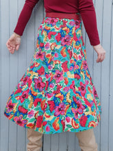 Charger l'image dans la galerie, Jupe vintage Camélia - En soie fleurie. Taille S, 36, 38. Celena. Made in France.