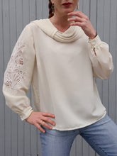 Charger l'image dans la galerie, Blouse vintage Mathilde - Broderie sur les manches et col bénitier. Taille XXL, 44, 46.