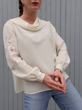 Charger l'image dans la galerie, Blouse vintage Mathilde - Broderie sur les manches et col bénitier. Taille XXL, 44, 46.