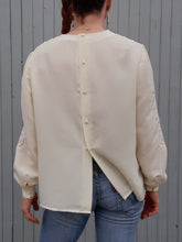Charger l'image dans la galerie, Blouse vintage Mathilde - Broderie sur les manches et col bénitier. Taille XXL, 44, 46.