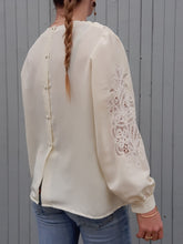Charger l'image dans la galerie, Blouse vintage Mathilde - Broderie sur les manches et col bénitier. Taille XXL, 44, 46.