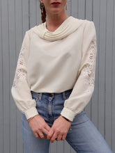 Charger l'image dans la galerie, Blouse vintage Mathilde - Broderie sur les manches et col bénitier. Taille XXL, 44, 46.