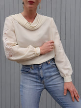 Charger l'image dans la galerie, Blouse vintage Mathilde - Broderie sur les manches et col bénitier. Taille XXL, 44, 46.