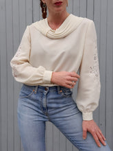 Charger l'image dans la galerie, Blouse vintage Mathilde - Broderie sur les manches et col bénitier. Taille XXL, 44, 46.