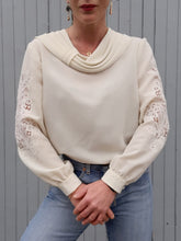 Charger l'image dans la galerie, Blouse vintage Mathilde - Broderie sur les manches et col bénitier. Taille XXL, 44, 46.