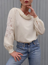 Charger l'image dans la galerie, Blouse vintage Mathilde - Broderie sur les manches et col bénitier. Taille XXL, 44, 46.