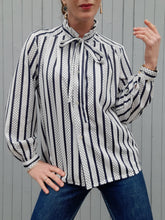 Charger l'image dans la galerie, Chemisier vintage Félicie - Pois & rayures. Bleu marine et blanc. Taille M, 38, 40.