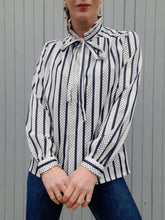 Charger l'image dans la galerie, Chemisier vintage Félicie - Pois & rayures. Bleu marine et blanc. Taille M, 38, 40.
