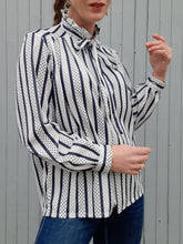 Charger l'image dans la galerie, Chemisier vintage Félicie - Pois & rayures. Bleu marine et blanc. Taille M, 38, 40.
