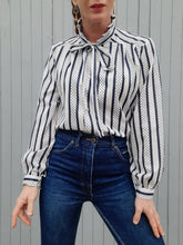 Charger l'image dans la galerie, Chemisier vintage Félicie - Pois & rayures. Bleu marine et blanc. Taille M, 38, 40.