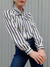 Charger l'image dans la galerie, Chemisier vintage Félicie - Pois & rayures. Bleu marine et blanc. Taille M, 38, 40.