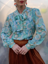 Charger l'image dans la galerie, Chemisier vintage Lyse - Col Lavallière. Pastel fleuri. Taille S, 36, 38. Mogador. Made in France