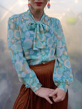Charger l'image dans la galerie, Chemisier vintage Lyse - Col Lavallière. Pastel fleuri. Taille S, 36, 38. Mogador. Made in France