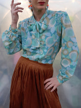Charger l'image dans la galerie, Chemisier vintage Lyse - Col Lavallière. Pastel fleuri. Taille S, 36, 38. Mogador. Made in France