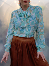 Charger l'image dans la galerie, Chemisier vintage Lyse - Col Lavallière. Pastel fleuri. Taille S, 36, 38. Mogador. Made in France