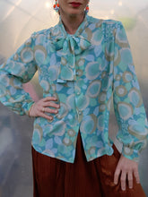 Charger l'image dans la galerie, Chemisier vintage Lyse - Col Lavallière. Pastel fleuri. Taille S, 36, 38. Mogador. Made in France