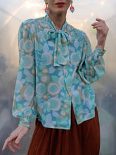 Charger l'image dans la galerie, Chemisier vintage Lyse - Col Lavallière. Pastel fleuri. Taille S, 36, 38. Mogador. Made in France