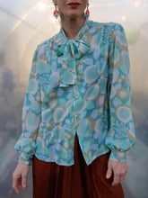 Charger l'image dans la galerie, Chemisier vintage Lyse - Col Lavallière. Pastel fleuri. Taille S, 36, 38. Mogador. Made in France