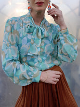 Charger l'image dans la galerie, Chemisier vintage Lyse - Col Lavallière. Pastel fleuri. Taille S, 36, 38. Mogador. Made in France