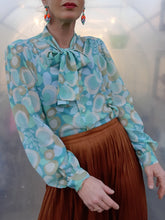 Charger l'image dans la galerie, Chemisier vintage Lyse - Col Lavallière. Pastel fleuri. Taille S, 36, 38. Mogador. Made in France