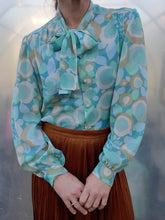 Charger l'image dans la galerie, Chemisier vintage Lyse - Col Lavallière. Pastel fleuri. Taille S, 36, 38. Mogador. Made in France