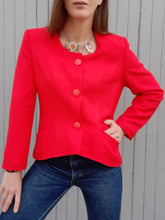 Charger l'image dans la galerie, Blazer vintage Alix - Lin rouge. Asymétrique. Taille L, 40, 42. Annette.