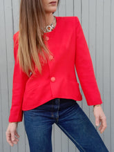 Charger l'image dans la galerie, Blazer vintage Alix - Lin rouge. Asymétrique. Taille L, 40, 42. Annette.