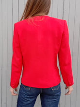Charger l'image dans la galerie, Blazer vintage Alix - Lin rouge. Asymétrique. Taille L, 40, 42. Annette.