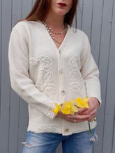 Charger l'image dans la galerie, Cardigan vintage Rose - Maille côtelée fleurie. Taille L, 40, 42.