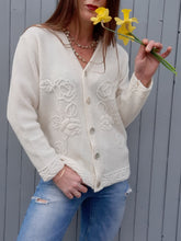 Charger l'image dans la galerie, Cardigan vintage Rose - Maille côtelée fleurie. Taille L, 40, 42.