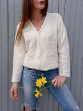 Charger l'image dans la galerie, Cardigan vintage Rose - Maille côtelée fleurie. Taille L, 40, 42.