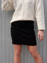 Charger l'image dans la galerie, Jupe vintage Maureen - Mini. Laine noire. Yves Saint Laurent. Taille M, 38, 40.