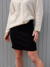 Charger l'image dans la galerie, Jupe vintage Maureen - Mini. Laine noire. Yves Saint Laurent. Taille M, 38, 40.