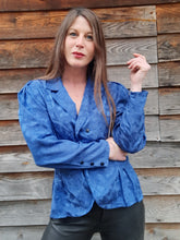 Charger l'image dans la galerie, Blouse à basque vintage Léna - Bleu irrisé et pois noirs. Taille M, 38, 40. Weinberg. Made in France.