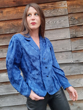 Charger l'image dans la galerie, Blouse à basque vintage Léna - Bleu irrisé et pois noirs. Taille M, 38, 40. Weinberg. Made in France.