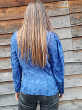 Charger l'image dans la galerie, Blouse à basque vintage Léna - Bleu irrisé et pois noirs. Taille M, 38, 40. Weinberg. Made in France.