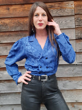 Charger l'image dans la galerie, Blouse à basque vintage Léna - Bleu irrisé et pois noirs. Taille M, 38, 40. Weinberg. Made in France.