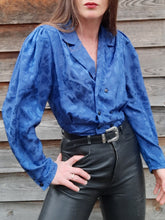 Charger l'image dans la galerie, Blouse à basque vintage Léna - Bleu irrisé et pois noirs. Taille M, 38, 40. Weinberg. Made in France.
