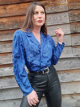 Charger l'image dans la galerie, Blouse à basque vintage Léna - Bleu irrisé et pois noirs. Taille M, 38, 40. Weinberg. Made in France.