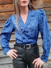 Charger l'image dans la galerie, Blouse à basque vintage Léna - Bleu irrisé et pois noirs. Taille M, 38, 40. Weinberg. Made in France.